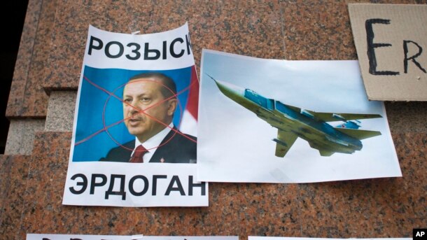 Ảnh tư liệu - Những tấm áp phích có hình Tổng thống Thổ Nhĩ Kỳ Recep Tayyip Erdogan với nội dung "Truy nã: Erdogan" bị bỏ lại sau cuộc biểu tình tại Đại sứ quán Thổ Nhĩ Kỳ ở Moscow, ngày 25 tháng 11 năm 2015.