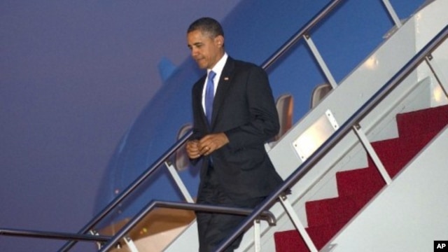 US President Barack Obama disembarks from Air Force One upon arrival  Bali, Indonesia November 17, 2011.