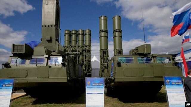 Hệ thống phi đạn S-300 của Nga được trưng bày tại cuộc triển lãm hàng không MAKS ở Zhukovsky, ngoại ô Moscow.