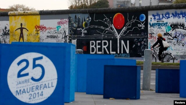 Hình vẽ kỷ niệm 25 năm sụp đổ của bức tường Berlin tại những gì còn lại của bức tường năm xưa tại Berlin, ngày 3/11/2014. 