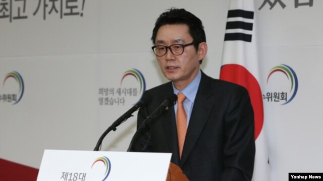 23일 한국 대통령직 인수위원회 공동기자회견장에서 북한 외무성 성명 발표에 대한 입장을 브리핑하는 윤창중 인수위 대변인.