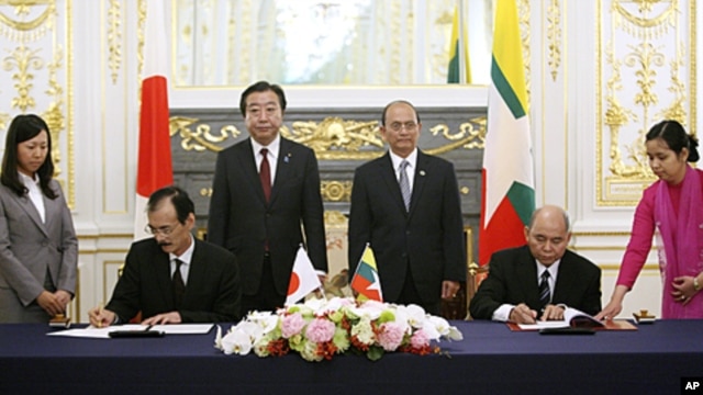Japan's Ambassador to Burma Takashi Saito, seated left, and Burma's Ambassador to Japan Khin Maung Ting sign documents on their accord on the sidelines of the Mekong-Japan Summit at the State Guest House in Tokyo, April 21, 2012.