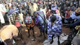 Warga suku Sebei di Uganda berkumpul untuk merayakan upacara khitan bagi anak perempuan (foto: dok). Diperkirakan sekitar 140 juta perempuan di dunia mengalami praktik khitan.