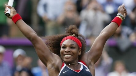 Amerikèn Serena Williams ki t ap selebre viktwa li nan final medam yo nan Je Olenpik Lond yo kont Ris Maria Sharapova nan "the All England Lawn Tennis Club" la--London 2012 Olympic Games 4 out, 2012 la. Foto achiv--