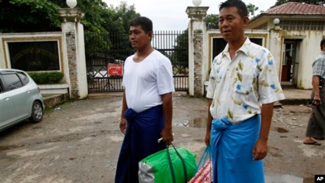 Tù nhân chính trị Miến &Dstrok;iện Win Thaw (trái) và Hla Win &dstrok;ược trả tự do khỏi nhà tù Insein tại Rangoon, ngày 23/7/2013. Tổng Thống Miến Ðiện Thien Sein hứa sẽ phóng thích tất cả các tù nhân chính trị trước cuối n&abreve;m nay.