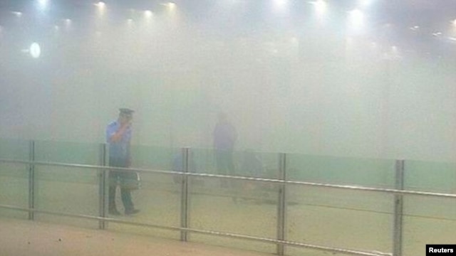 北京首都机场爆炸事件: 警察观察现场