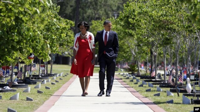 El presidente Barack Obama y la primera Dama, Michelle visitan el Sendero de los Guerreros, en Fuerte Stewart, estado de Georgia, antes de hablar a las tropas.