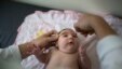 Bác sĩ đo kích thước đầu của bé Luiza tại Bệnh viện Mestre Vitalino ở bang Pernambuco, Brazil. Luiza đã được sinh ra vào tháng với một cái đầu đó chỉ là 11,4 inch (29 cm) có đường kính hơn một inch (3 cm) bên dưới phạm vi định nghĩa là khỏe mạnh của các bác sĩ. Bệnh hiếm gặp của cô, được gọi là tật đầu nhỏ, thường dẫn đến chậm phát triển tâm thần.