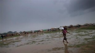 ရခုိင္ျပည္နယ္အတြင္း မၿငိမ္မသက္မႈေတြေၾကာင့္ ေနအိမ္ပ်က္စီးသြားခဲ့သူ အမ်ဳိးသမီးတစ္ဦး။ 