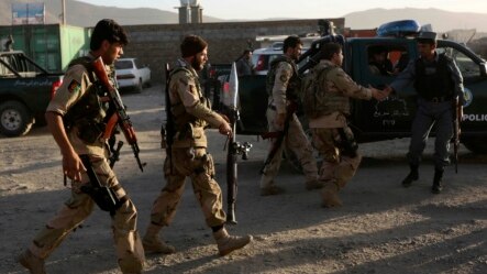 Lực lượng an ninh Afghanistan đến hiện trường sau một vụ tấn công ở Kabul, ngày 10/6/2013. 