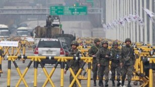 ေပါင္းစည္းေရးတံတားေပၚမွာ ကင္းလွည့္ေနၾကတဲ့ ေတာင္ကိုရီးယားတပ္ဖြဲ႔မ်ား။ (ဧၿပီလ ၂၅ ရက္၊ ၂၀၁၃)။