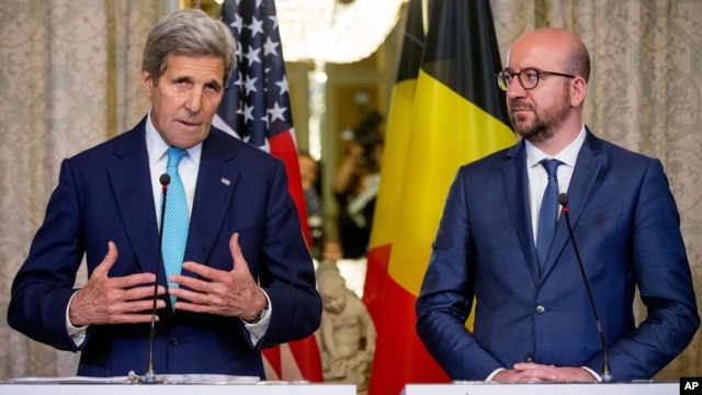 Ngoại trưởng MỹJohn Kerry (trái) và Thủ tướng Bỉ Charles Michel đưa ra thông báo chung tại Brussels, Bỉ, ngày 25/3/2016. 