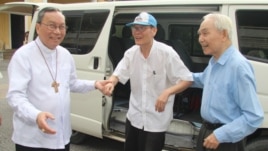 Linh mục Nguyễn Văn Lý được phóng thích từ nhà tù về Tòa Tổng Giám mục Huế ngày 20/5/2016. Ảnh: Website Tòa Tổng Giám mục Huế.