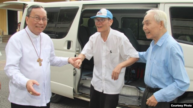 Linh mục Nguyễn Văn Lý được phóng thích từ nhà tù về Tòa Tổng Giám mục Huế ngày 20/5/2016. Ảnh: Website Tòa Tổng Giám mục Huế.
