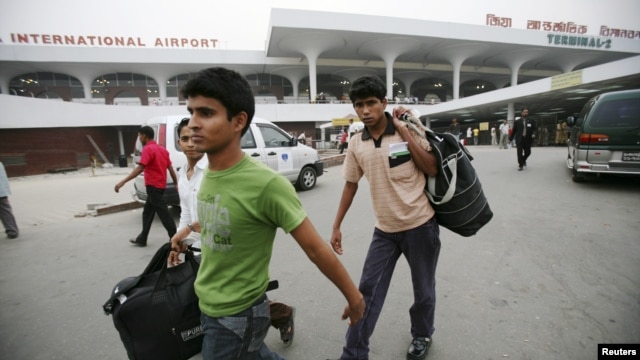 Para pekerja migran dari Bangladesh di Bandar Udara Internasional Zia, Dhaka, setelah kembali dari Malaysia, 2009. (Reuters/Andrew Biraj)