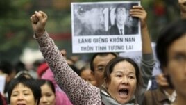 Người Việt xuống đường biểu tình chống Trung Quốc tại Hà Nội, ngày 9/12/2012.