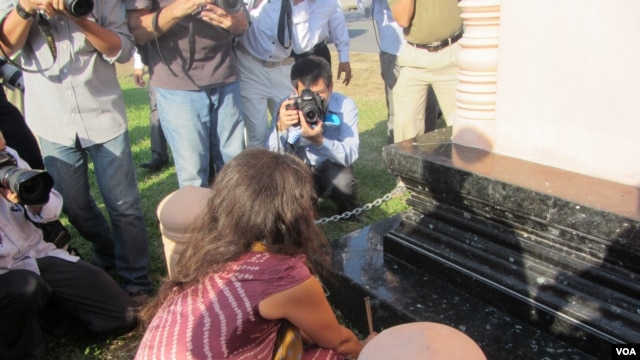 Marjolaine Caron, daughter of photojournalist Gille Caron, held a vigil at the stupa on Thursday. This was the first time she has come to Cambodia since her father disappeared, on April 5, 1970.          