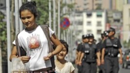 Cảnh sát đi canh phòng trong thủ phủ Urumqi của Uighur