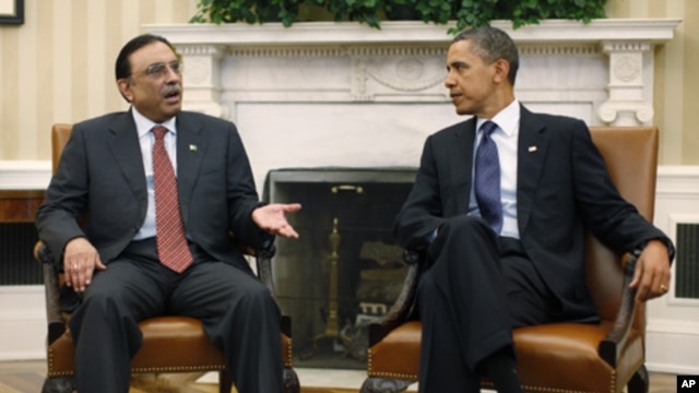 U.S. President Barack Obama (R) meets with Pakistan's President Asif Ali Zardari at the White House, Washington, Jan 14, 2011.