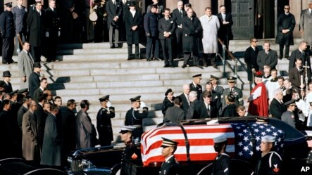 အေမရိကန္သမၼတ John F Kennedy စ်ာပန အခမ္းအနားျမင္ကြင္း။ (ႏိုဝင္ဘာလ ၂၅၊ ၁၉၆၃)