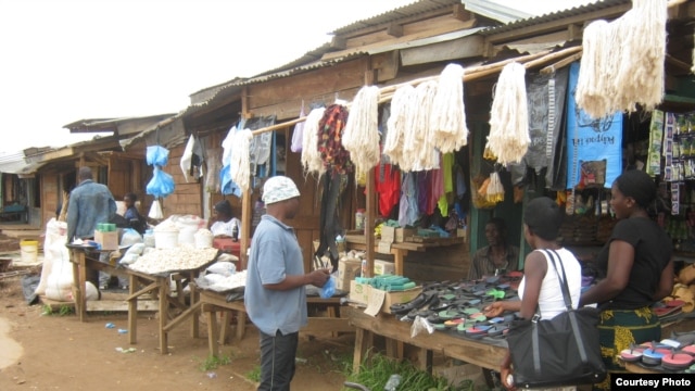 Traders and buyers at the main market in the city of Mzuzu, Malawi (C. Gondwe)                