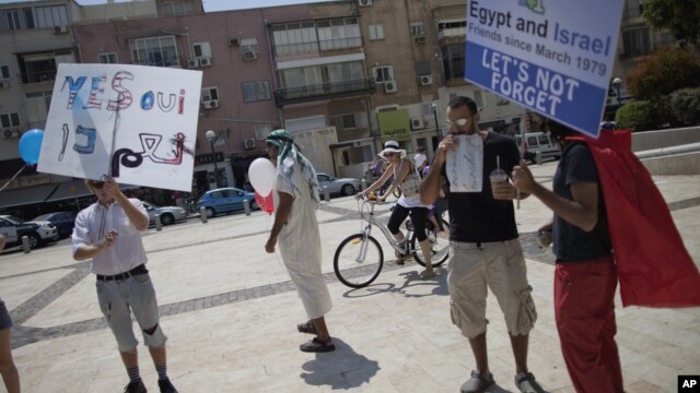 Israelis wave banners calling for peace during a rally for love outside the Egyptian Embassy in Tel Aviv, Israel, September 16, 2011. 