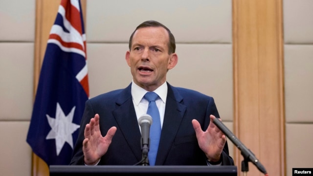 Thủ tướng Úc Tony Abbott phát biểu trong cuộc họp báo ở Bắc Kinh, Trung Quốc, ngày 12 tháng 4, 2014. Ông nói việc tìm kiếm hộp đen ở 5 km dưới mặt nước biển và xa bờ 1000 km là một công tác đầy thử thách.