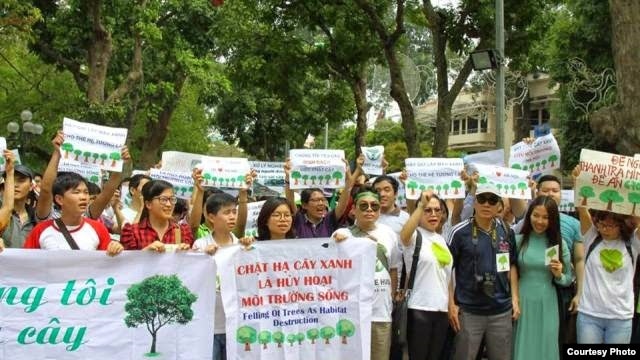 Đoàn biểu tình phản đối chính quyền Hà Nội chặt cây xanh.