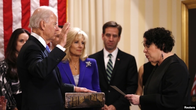 Hakim Agung Sonia Sotomayor saat mengambil sumpah jabatan Wakil Presiden Joe Biden di Washington (20/1). (Reuters)