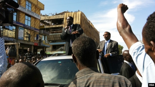 Kenyan Prime Minister Raila Odinga at a peace rally in the Eastleigh suburb of Nairobi, Nov. 22, 2012. (R. Gogineni/VOA)