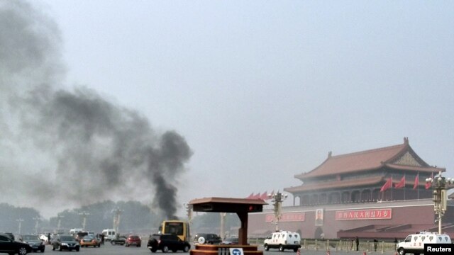 2013年10月28日，冲往天安门的汽车爆炸起火的现场。     
