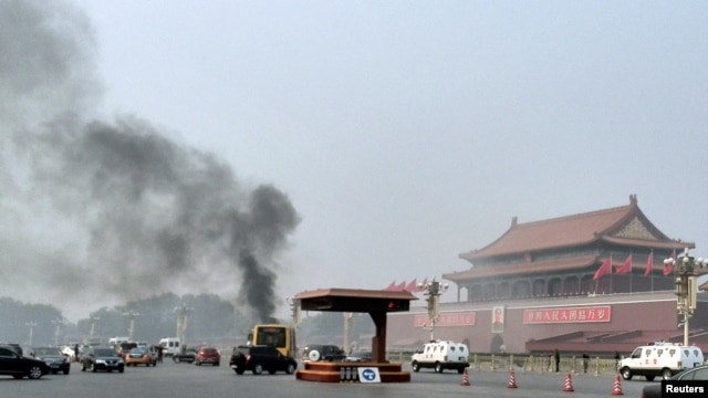 2013年10月28日，冲往天安门的汽车爆炸起火的现场。 