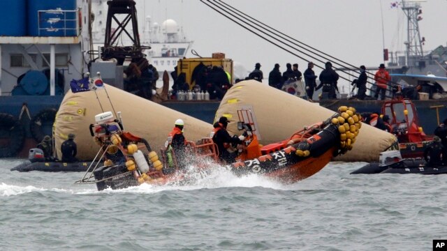 Các thợ lặn đang thi hành nhiệm vụ qua tầng thứ ba và thứ tư của chiếc phà Sewol bị lật, ngày 22/4/2014.