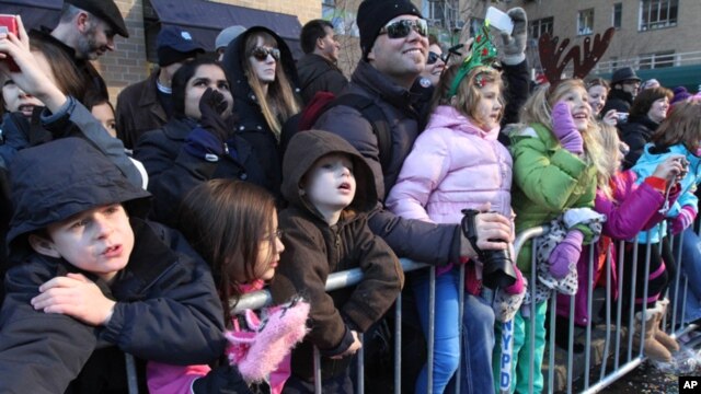 Miles de personas se congregan todos los años en las calles de Nueva York para presenciar el desfile por Thanksgiving.
