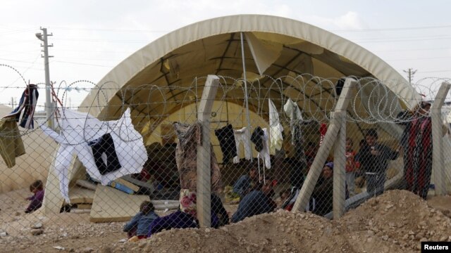 Newly arrived Syrian refugees are seen at Ceylanpinar refugee camp, Sanliurfa province, Turkey, November 10, 2012. 