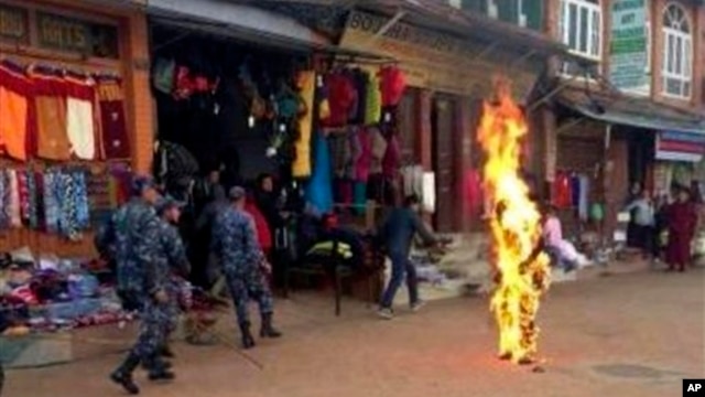 Cảnh sát Nepal chạy tới hiện trường nơi một nhà sư Tây Tạng tự thiêu ở Katmandu, ngày 13/2/2013.