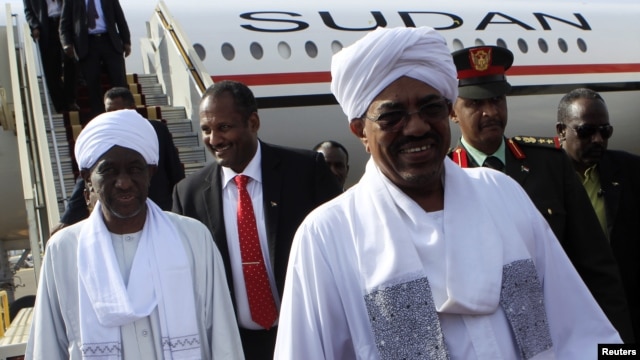 Sudan's President Omar Hassan al-Bashir (C) is welcomed after arriving at Khartoum Airport on September 28, 2012. Sudan and South Sudan, which came close to war in April, have agreed to improve border security and to restart oil exports from the South through northern pipelines. 