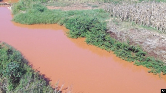 A coloração das água dos rio Revue na província de Manica, Moçambique, é resultado do garimpo intensivo e ilegal na região