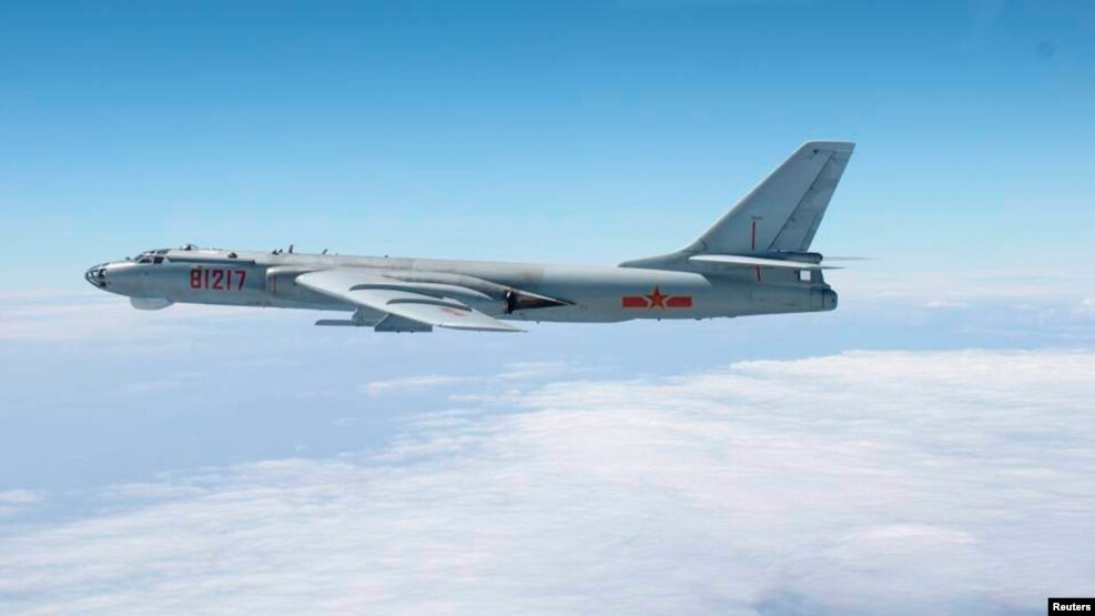 Máy bay ném bom H-6 của Trung Quốc trên một vùng biển tranh chấp.