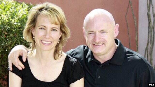 La congresista Giffords llegó acompañada de su esposo Mark Kelly.