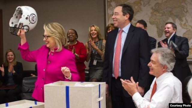 Menlu AS Hillary Clinton (baju merah) kembali memimpin rapat di kantor Deplu AS di Washington, Senin (7/1), setelah menjalani perawatan kesehatan selama sebulan.