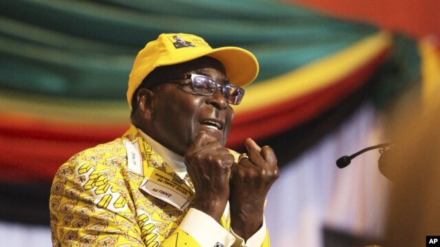 Presiden Zimbabwe Robert Mugabe (Foto: dok). Ketua komisi HAM Zimbabwe, Profesor Reg Austin, mengundurkan diri dari jabatannya, Sabtu (29/12), mengukuhkan kegagalan pemerintah Presiden Robert Mugabe menghentikan berbagai pelanggaran HAM di negara itu.