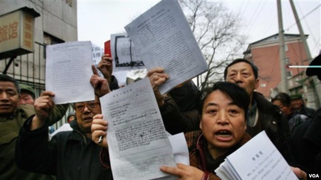 中国访民在北京上访，不少外地访民被拦截和遣返，有些人被关押 