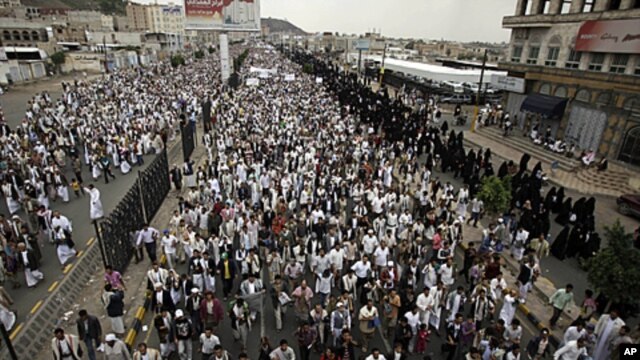 Anti-government protesters march during a demonstration demanding the resignation of Yemen's President Ali Abdullah Saleh, in Sana'a, 'August 19, 2011