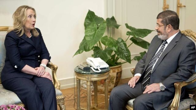 Hillary Clinton y el presidente Morsi en el palacio presidencial en El Cairo.