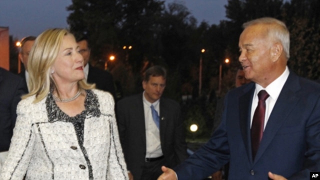 AQSh Davlat kotibasi Xillari Klinton O'zbekiston rahbari Islom Karimov bilan, Toshkent, 22-oktabr, 2011-yil.