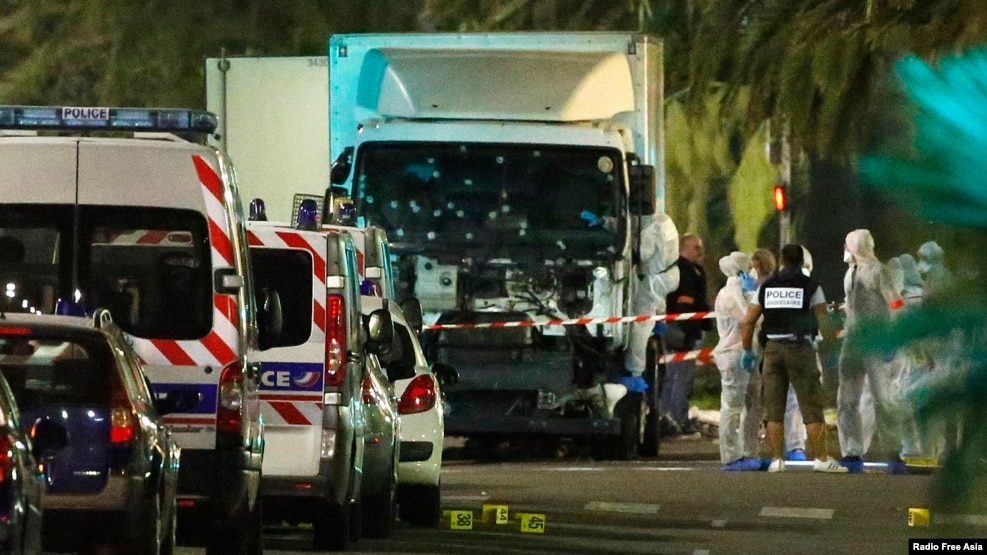 El camión, un vehículo alquilado según responsables locales, aún se encontraba en el lugar, con el parabrisas agujereado por balas.