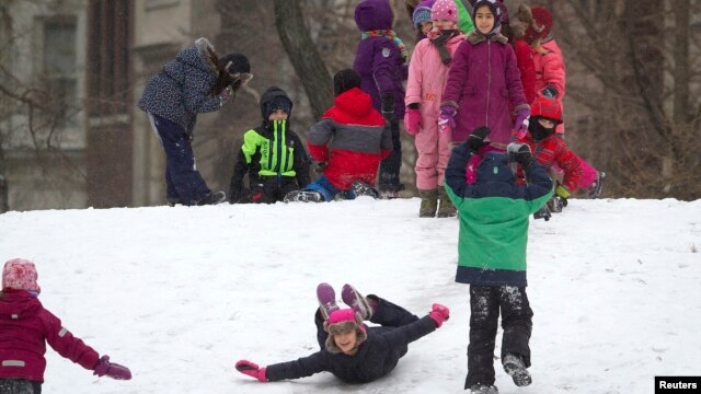 Trẻ em chơi trong Công viên Central Park tại Manhattan, New York, ngày 26/1/2015. 