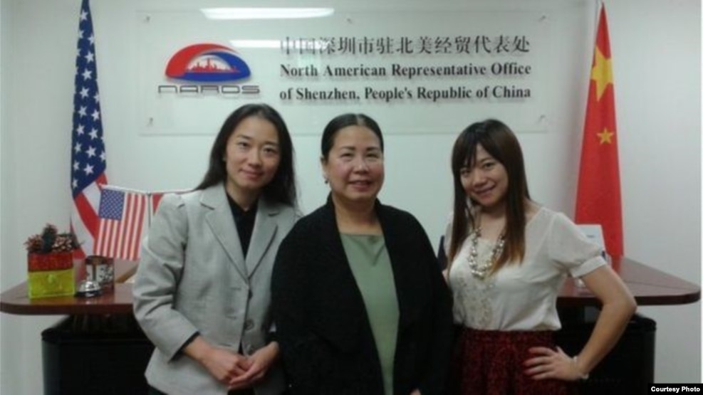 Nữ doanh nhân Mỹ gốc Việt Sandy Phan-Gillis (giữa) bị cầm giữ ở Trung Quốc từ năm ngoái vì cáo buộc tội gián điệp.