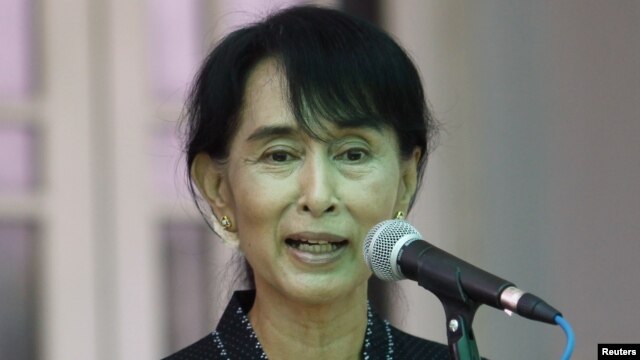 Burmese ro-democracy leader Aung San Suu Kyi talks to reporters in Rangoon, April 26, 2012. 